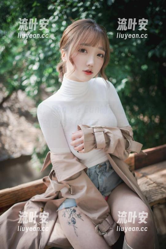 Son Ye Eun 在制服里,Son Ye Eun的私拍有种“这就是校园的色彩”的画面,想起来满心怀念。
